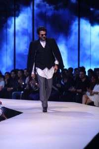 showstopper-anil-kapoor-for-kunal-rawal-at-van-heusen-and-gq-fashion-nights-1