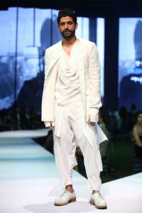 showstopper-farhan-akhtar-for-rajesh-pratap-singh-at-van-heusen-and-gq-fashion-nights