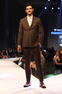 showstopper-kunal-kapoor-for-van-heusen-at-van-heusen-and-gq-fashion-nights