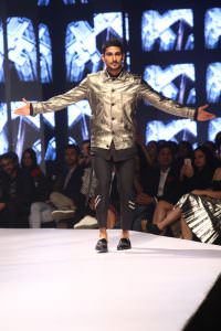 showstopper-prateik-babbar-wearing-sahil-aneja-at-van-heusen-and-gq-fashion-nights