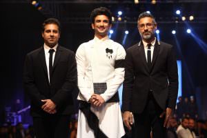 showstopper-sushant-singh-rajput-with-shantanu-nikhil-at-van-heusen-and-gq-fashion-nights-2